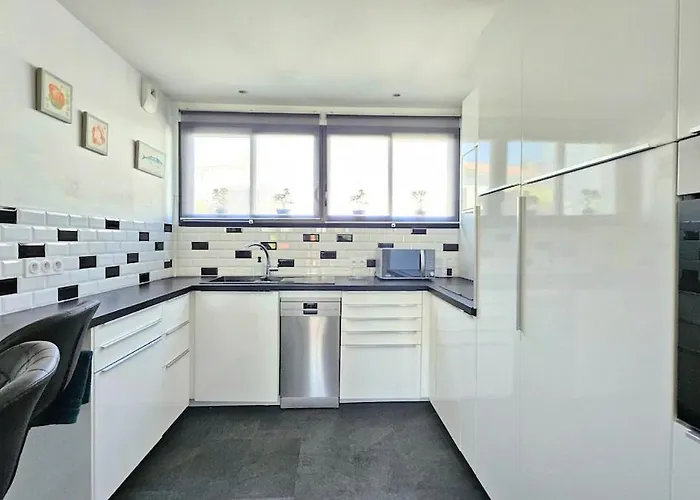 3star 1950s House, 3 Bedrooms, 6 People, Walk To Center Tatil Evi Royan