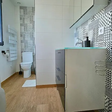 3star 1950s House, 3 Bedrooms, 6 People, Walk To Center Holiday home