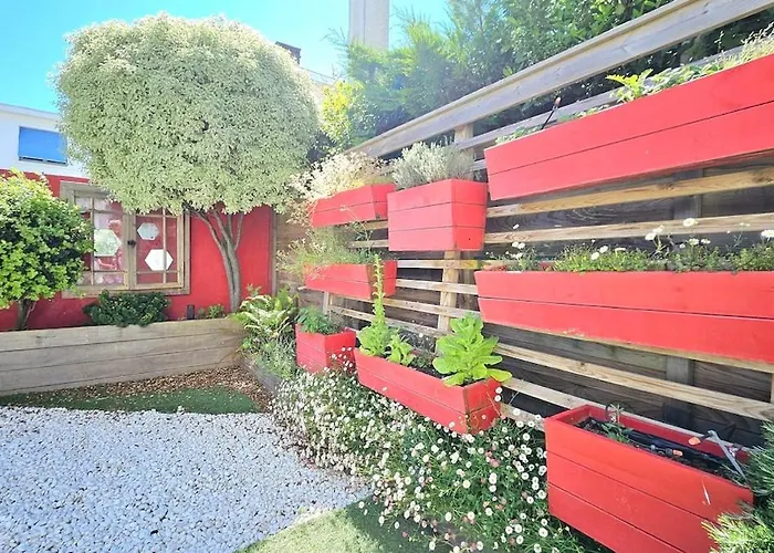 Будинок відпочинку 3star 1950s House, 3 Bedrooms, 6 People, Walk To Center Руаян