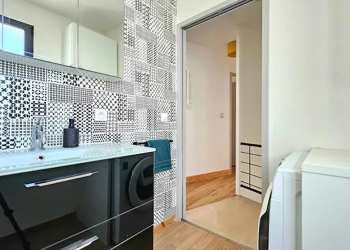 Будинок відпочинку 3star 1950s House, 3 Bedrooms, 6 People, Walk To Center Руаян